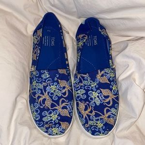 Toms NEW with out tags SIZE 4 blue octopus shoes